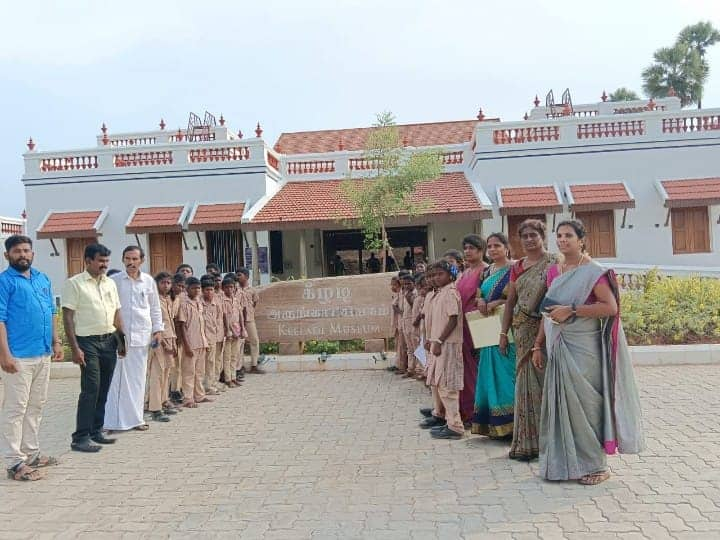 Sivagangai Govt School Students Tour Thirumalai to keezhadi Students Amazed to See Tamil Words- TNN Sivagangai: தமிழி எழுத்தை பார்த்து வியந்த அரசுப் பள்ளி மாணவர்கள்‌ ; திருமலை முதல் கீழடி வரை சுற்றுலா