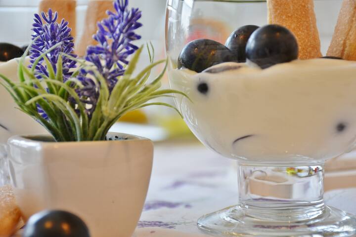 மோர் உடல் சூட்டை தணிக்கும், ஆனால் தயிரில் உள்ள மூலக்கூறுகள் உடைவதற்கு நீண்ட நேரம் ஆகும். அதனால் டயட்டில் இருப்பவர்கள், எடை குறைக்க நினைப்பவர்கள், நீரிழிவு நோய் உள்ளவர்கள், கல்லீரல் மற்றும் நுரையீரல் பிரச்சினைகள் உள்ளவர்கள் தயிரை விட மோர் அதிகமாக எடுத்துக் கொள்வது நல்லது என்று நிபுணர்கள் குறிப்பிடுகின்றனர். 