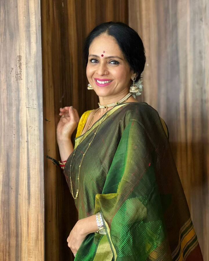 सध्या ऐश्वर्या ही तिच्या सोशल मीडियावरील पोस्टमुळे चर्चेत असते. ऐश्वर्या ही इन्स्टाग्रामवर विविध पोस्ट शेअर करते. तिला इन्स्टाग्रामवर 235K फॉलोवर्स आहेत.