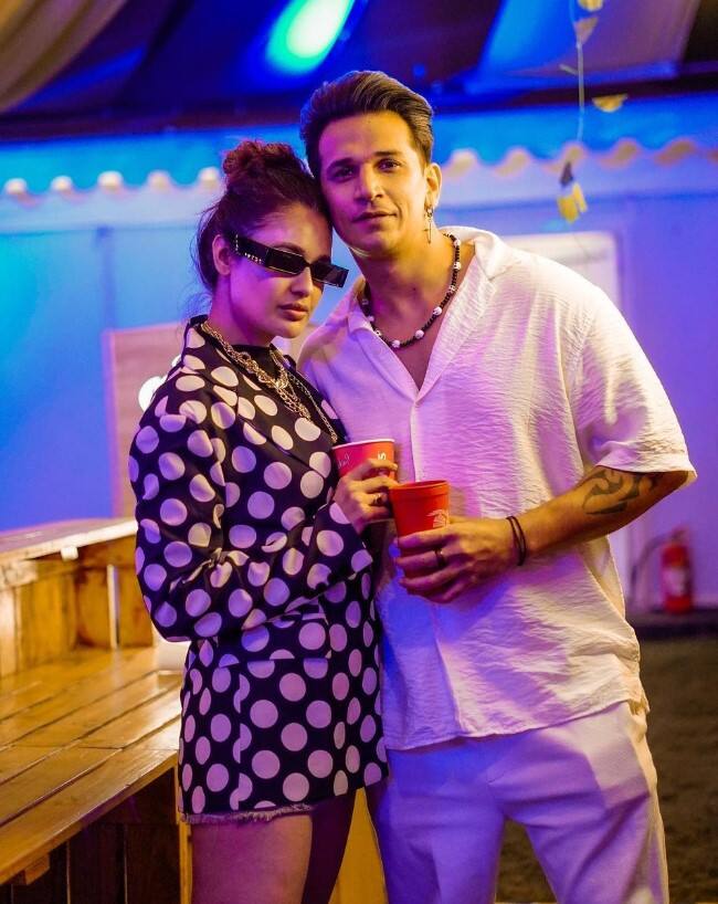 इस लिस्ट में सबसे पहला नाम पॉपुलर कपल प्रिंस नरुला और युविका चौधरी का है. दोनों ने बिग बॉस 9 में हिस्सा लिया था. शो में ही दोनों एक दूसरे को दिल दे बैठे थे. प्रिंस इस सीजन के विनर बने थे वहीं युविका शो से पहले ही आउट हो गई थीं.