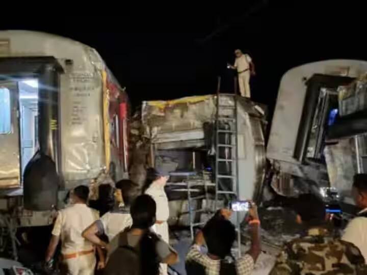 North East Express Derails: बिहार बक्सरमधील अपघाताचं भीषण चित्र समोर आले आहे. ही घटना सकाळी 9.35 च्या सुमारास घडली. अपघातातील गंभीर जखमींना पाटणा येथील रुग्णालयात उपचारासाठी दाखल करण्यात आलं आहे.