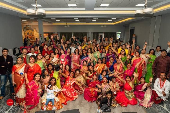 দেবী আরাধনার আয়োজনে ডারহাম দুর্গোৎসব পুজো কমিটি। এবার তৃতীয় বছরের পুজো। ভিনদেশে বসবাস। তার নিয়ম-কাজের সময় সবই আলাদা। মন থাকলেও ছুটি সম্ভব নয়। অন্যদিকে দুর্গাপুজোও করতে হবে। তাই উপায় করে মধ্যপন্থা নিয়েছেন আয়োজকরা।