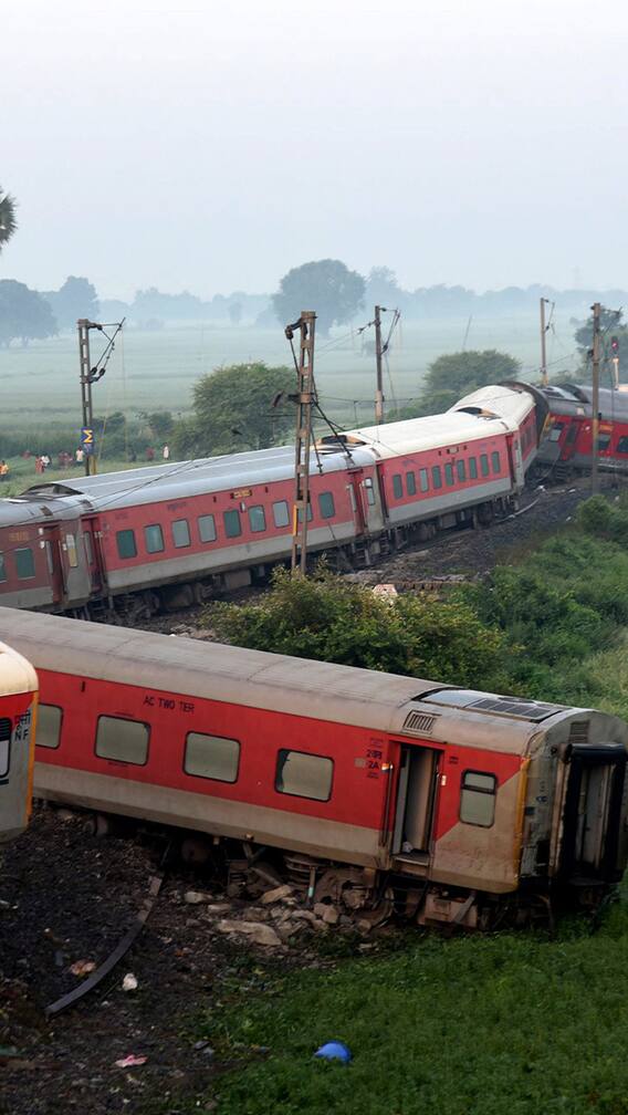 नॉर्थ ईस्ट एक्स्प्रेसचे सहा डबे रुळावरून घसरले!