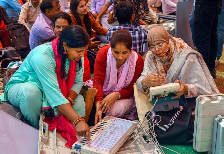 हर राज्य के चुनाव में हजारों पोलिंग बूथ बने होते हैं और इन पोलिंग बूथों पर ईवीएम पहुंचाई जाती है. जिसके जरिए वोटिंग होती है.