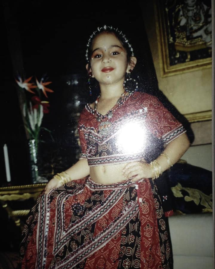 इन दिनों सोशल मीडिया पर ये तस्वीर तेजी से वायरल से वायरल हो रही है. तस्वीर में लहंगा चोली पहने हुए नजर आने वाली ये गोलूमोलू से बच्ची कभी स्टार किड के तौर पर पहचानी जाती थी. लेकिन फिर अपनी कड़ी मेहनत के जरिए इन्होंने अपनी इस इमेज को पीछे छोड़ते हुए बॉलीवुड में अपनी खास पहचान बनाई. यही वजह है कि आज इनकी एक्टिंग और मजाकिया अंदाज के लाखों लोग दीवाने हैं. अगर अभी भी आप इन्हें नहीं पहचान पाए तो चलिए एक और हिंट दे देते हैं. ये बच्ची अपने कंजूसपने के लिए भी इंडस्ट्री में काफी फेमस हैं.