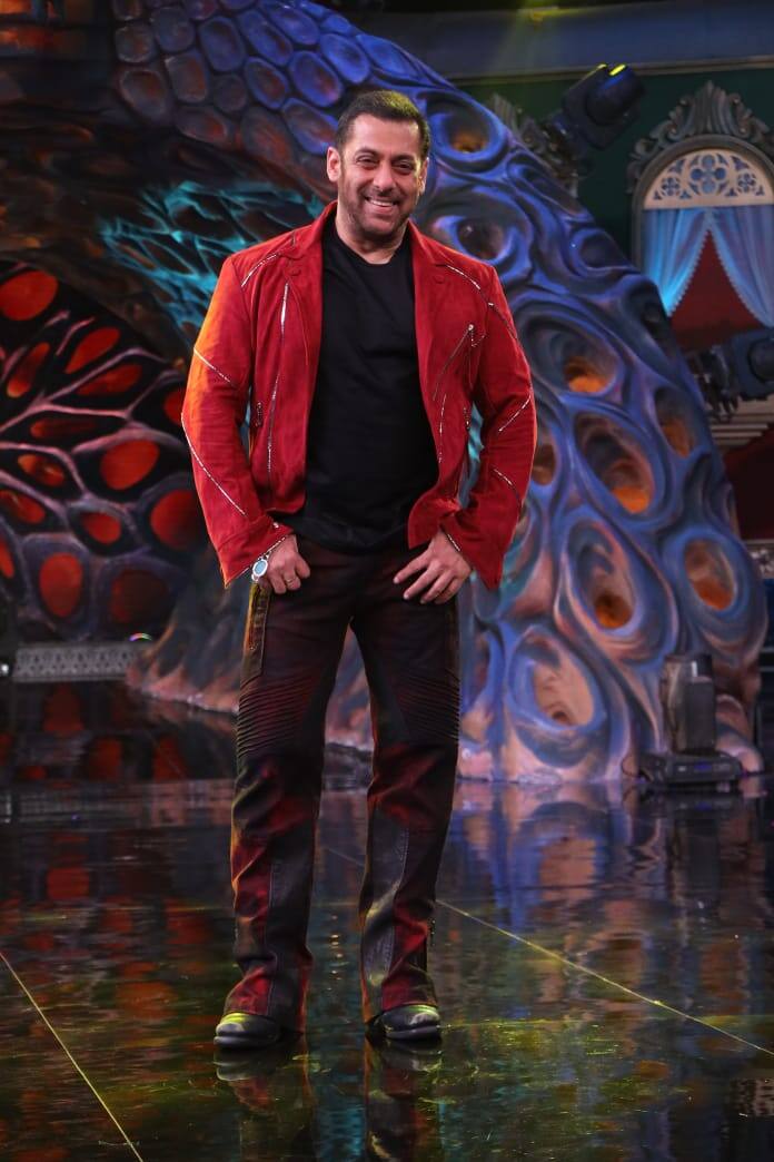 The actor was seen wearing black tshirt and pant which he paired with red jacket.