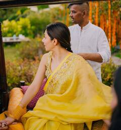 पीली साड़ी और हाथों में पिया के नाम की मेहंदी रचाए बला की हसीन दिखीं माहिरा खान, एक्ट्रेस ने शेयर की मेहंदी सेरेमनी की तस्वीरें