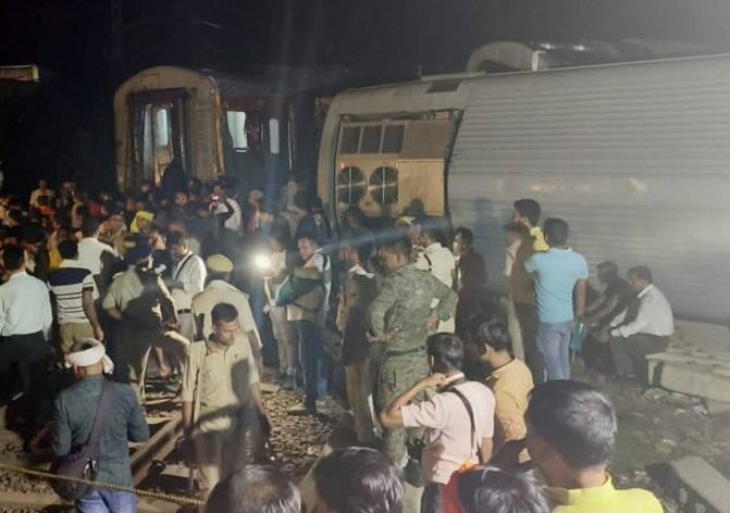 North East Express Train Accident: 4 dead, 100 injured after North East Express derails in Bihar North East Express Train Accident: બિહારના બક્સરમાં નોર્થ ઇસ્ટ એક્સપ્રેસના 21 કોચ પાટા પરથી ઉતર્યા, ચારનાં મોત, 100 મુસાફરો ઘાયલ