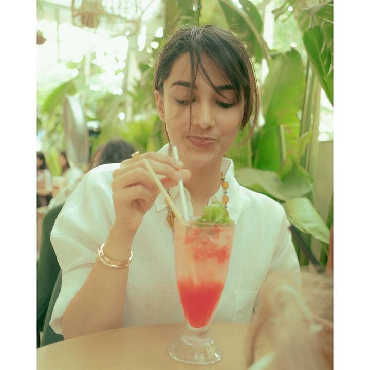 మీనాక్షి చౌదరి అందమైన ఫోటోలు -Image Credit: Meenakshi chaudhary/Instagram