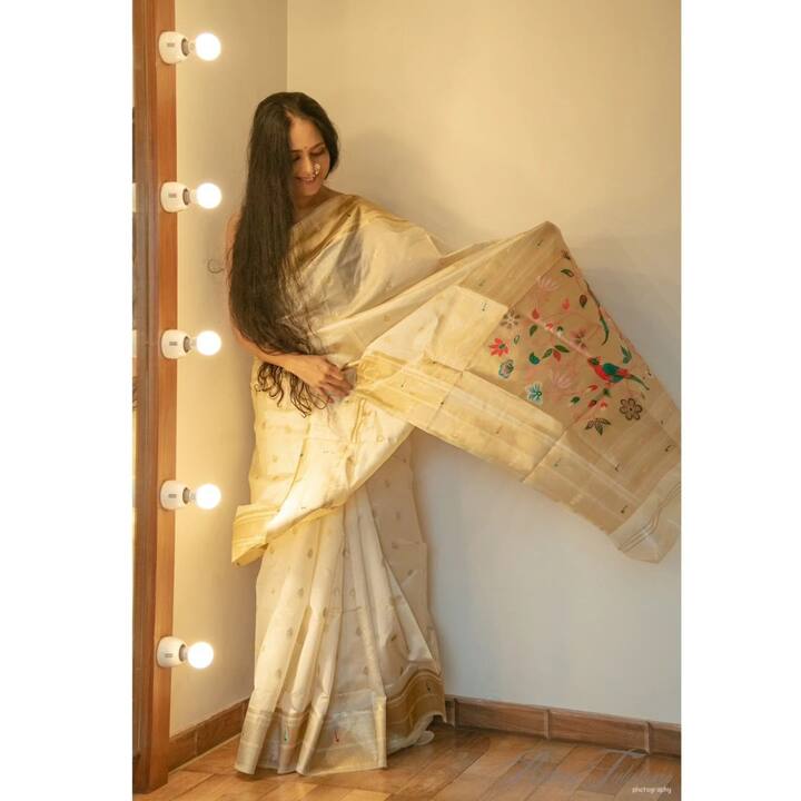 ऐश्वर्या नारकर (Aishwarya Narkar) आणि अभिनेता अविनाश नारकर (Avinash Narkar) हे सोशल मीडियावर रिल्स शेअर करत असतात.