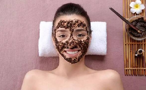 Coffee for Skin: કોફી તમારી ત્વચાના સોજો ઘટાડવામાં પણ મદદ કરે છે. એટલું જ નહીં, કોફીમાંથી મળતું વિટામિન B.3 તમને ત્વચાના કેન્સરથી બચાવવામાં પણ મદદ કરે છે.