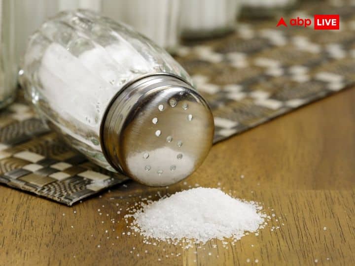 namak ke totke salt remedies to gain wealth and strengthen your luck Namak Ke Totke: धन लाभ और भाग्य मजबूत करने के लिए आजमाएं नमक के ये टोटके, बुरी शक्तियां होंगी दूर