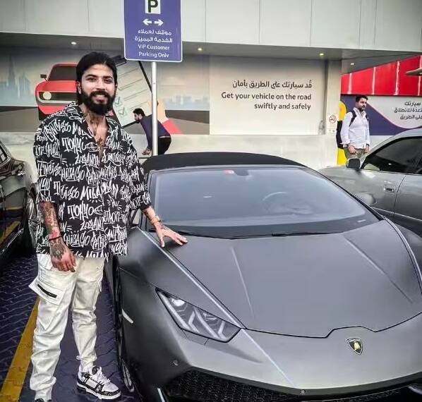 યુકે રાઇડર તરીકે પ્રખ્યાત અનુરાગ ડોભાલનું નામ પણ બિગ બોસ 17 માટે ચર્ચાઇ રહ્યું છે. રિપોર્ટ્સમાં એવો દાવો કરવામાં આવી રહ્યો છે કે અનુરાગ પણ એક સ્પર્ધક તરીકે શોમાં એન્ટ્રી કરશે.