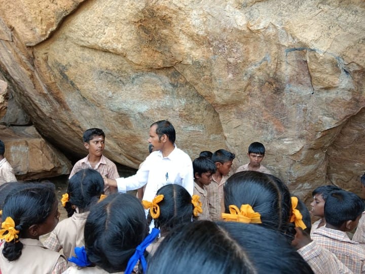 Sivagangai: தமிழி எழுத்தை பார்த்து வியந்த அரசுப் பள்ளி மாணவர்கள்‌ ; திருமலை முதல் கீழடி வரை சுற்றுலா