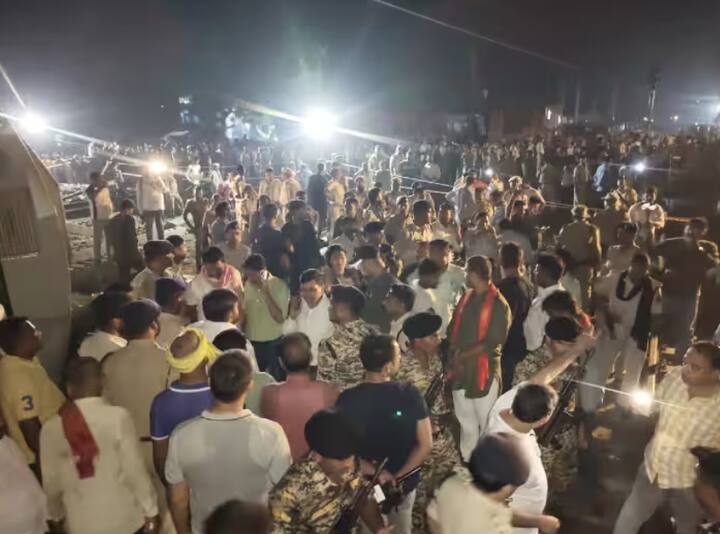 বুধবার রাতে বিহারের বক্সারে দিল্লি-কামাখ্যা নর্থ ইস্ট এক্সপ্রেসের একাধিক বগি লাইনচ্যুত হয়। ওই ঘটনায় বেশ কয়েকজনের মৃত্যুর আশঙ্কা করা হচ্ছে এবং একাধিক যাত্রী আহত হয়েছে।