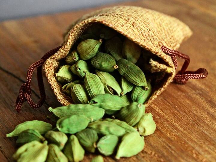 এলাচের মধ্যে রয়েছে থার্মোজেনিক উপকরণ। এর সাহায্যে মানবদেহের মেটাবলিজম রেট বৃদ্ধি পায়। এছাড়াও এলাচ আমাদের শরীরে ফ্যাট বার্ন হতে সাহায্য করে। এর পাশাপাশি হজমশক্তি ভাল করে এলাচ। শরীরে বিভিন্ন নিউট্রিয়েন্টস অর্থাৎ পুষ্টি উপকরণ অ্যাবসরপশন অর্থাৎ শোষিত হতেও সাহায্য করে এবং সার্বিক ভাবে ওজন কমায়।