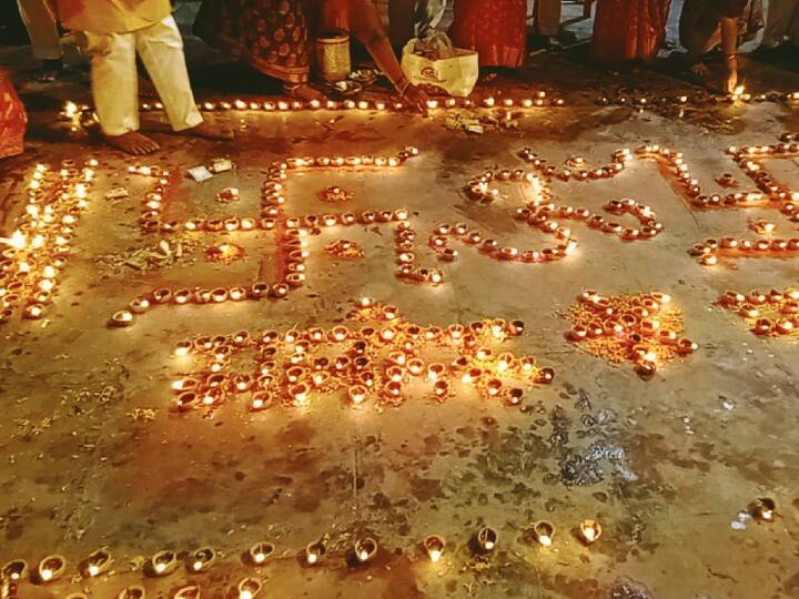 गया में आयोजित पितृपक्ष मेला के दौरान लाखों की संख्या में तीर्थयात्री गया जी पहुंचकर अपने पितरों को मोक्ष की कामना के साथ पिंडदान, तर्पण एवं कर्मकांडों को पूरा कर रहे हैं.