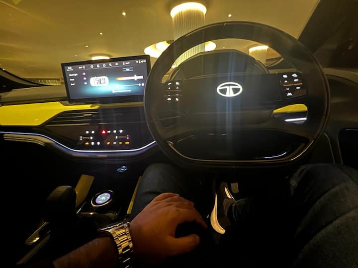 इसके अलावा एम्बिएंट लाइटिंग, पावर्ड हैंडब्रेक, सिग्नेचर 'इल्यूमिनेटेड लोगो' वाला स्टीयरिंग व्हील, 4 स्पोक डिज़ाइन और सेंटर कंसोल में एक टच पैनल भी दिया गया है. टेक्नोलॉजी की बात करें तो, इसमें जेस्चर पॉवर्ड टेलगेट के साथ स्टॉप/गो, क्रूज़ कंट्रोल और पहले से ज्यादा एडीएएस फीचर्स मौजूद हैं.