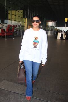 Parineeti Chopra Photos: मांग में सिंदूर लगाए एयरपोर्ट पर स्पॉट हुईं परिणीति चोपड़ा, राघव का नाम सुनकर गईं शरमा