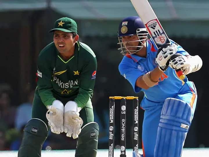 IND vs PAK: भारत और पाकिस्तान के बीच 14 अक्टूबर को वर्ल्ड कप मुकाबला खेला जाना है. दोनों टीमों के बीच अब तक 134 वनडे मैच खेल गए हैं. इनमें सबसे ज्यादा रन किन बल्लेबाज ने बनाए हैं, यहां देखें...