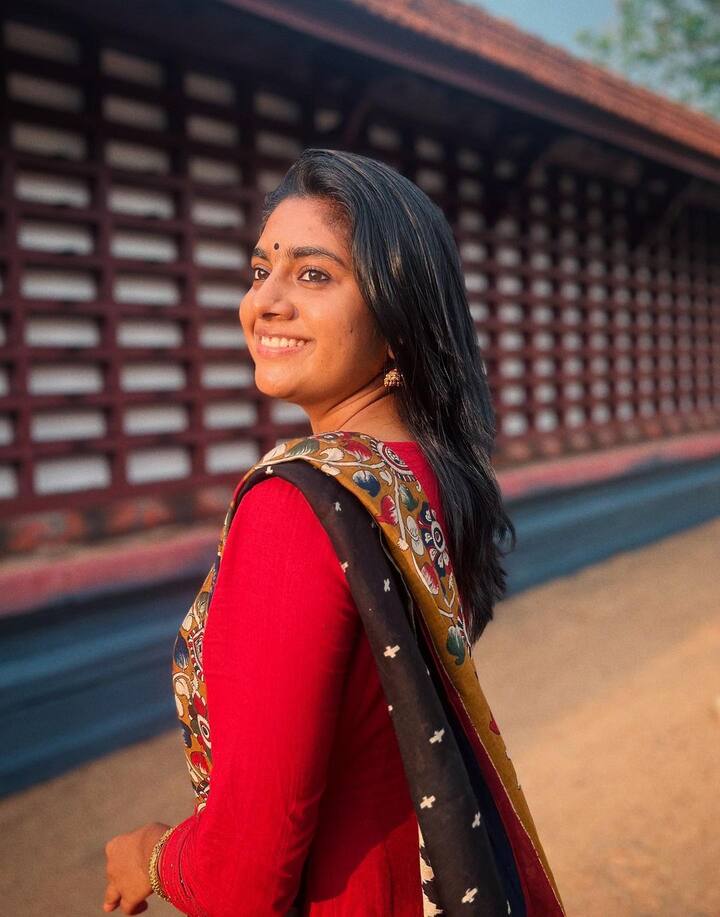 ட்ராமா ஜானரில் இத்திரைப்படம் உருவாகிறது.இந்த திரைப்படத்திற்கு ''டி என் எ''  என பெயரிட்டுள்ளனர் .தொடர் தோல்விகாரணமாக அதர்வாவின் இப்படம் வெற்றியடைய