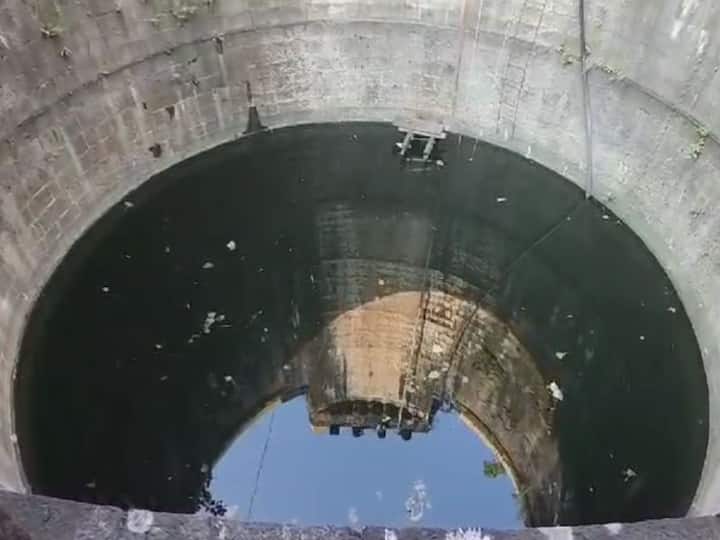 महाराष्ट्रातील आठ विहिरींच्या छायाचित्राचा समावेश पोस्टाच्या पुस्तिकेत केला आहे.