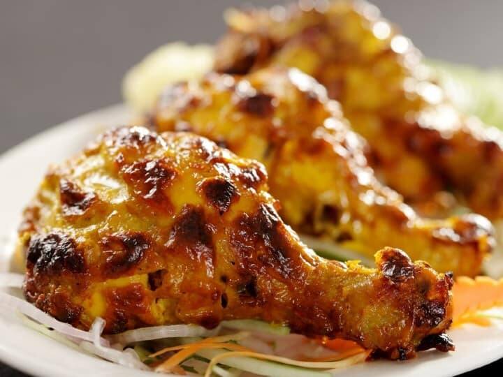 માતાના આગમન પહેલાં, ઘરને સારી રીતે સાફ કરો અને ધૂળ દૂર કરો. ઘરમાં રાખેલો તામસિક ખોરાક કાઢી નાખો. ભૂલથી પણ ઘરમાં દારૂ ન રાખો. ઘરમાં આ વસ્તુઓ હોવાને કારણે માતા દુર્ગા ઘરના દ્વારેથી પરત ફરી જાય છે. 9 દિવસના ઉપવાસ અને પૂજા વ્યર્થ જાય છે.