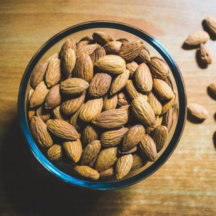 বাদাম, বিশেষ করে আমোন্ড। মনোস্যাচুরেটেড ফ্যাট এবং এল-আরজিনিন, নাইট্রিক অক্সাইড উত্পাদনের জন্য গুরুত্বপূর্ণ অ্যামাইনো অ্যাসিড, যা রক্তচাপ নিয়ন্ত্রণে সহায়তা করে। কোলেস্টেরল নিয়ন্ত্রণে সহায়তা করে ফাইটোস্টেরল সমৃদ্ধ বাদাম।