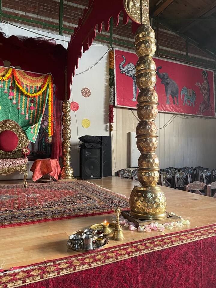 বার্লিন সর্বজনীন দুর্গোৎসবের ব্যানারে আয়োজিত হচ্ছে এই পুজো। নিয়ম মেনে ২০ থেকে ২৪ অক্টোবর হতে চলেছে দেবী দুর্গার আবাহন। বার্লিনের (Berlin) হ্য়াসেনহেইডের (Hasenheide) শ্রী গণেশ মন্দিরে আয়োজিত হবে এই দুর্গাপুজো।