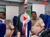 Viral Video: ट्रेन में बिना टिकट यात्रा करते पकड़ा गया पुलिसकर्मी, टीटीई ने जमकर लगाई क्लास, देखें वीडियो