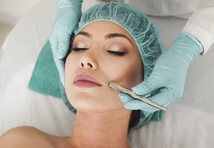 मात्र अनेक केमिकल प्रोडक्ट्समुळे चेहऱ्यावर मोठे परिणाम होतात. चेहरा खराब होण्याचा मोठा धोका असतो.