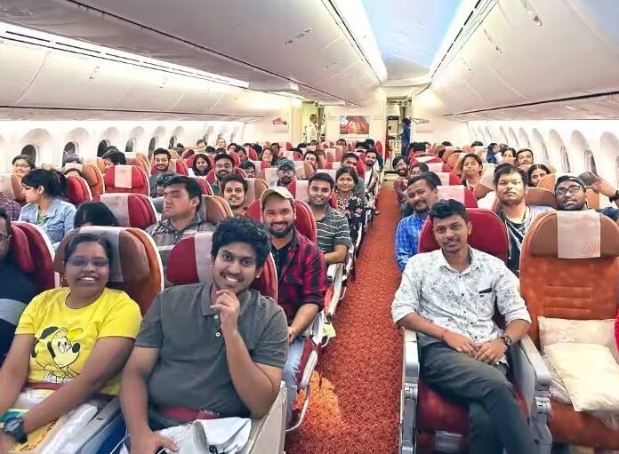 ગુરુવારે રાત્રે વિદેશ પ્રધાન એસ. જયશંકરે ટ્વિટર પર પ્રથમ ફ્લાઇટની તસવીરો શેર કરી અને કહ્યું હતું કે “ઓપરેશન અજય ચાલુ છે. નવી દિલ્હી જઈ રહેલા વિમાનમાં 212 નાગરિકો સવાર છે.
