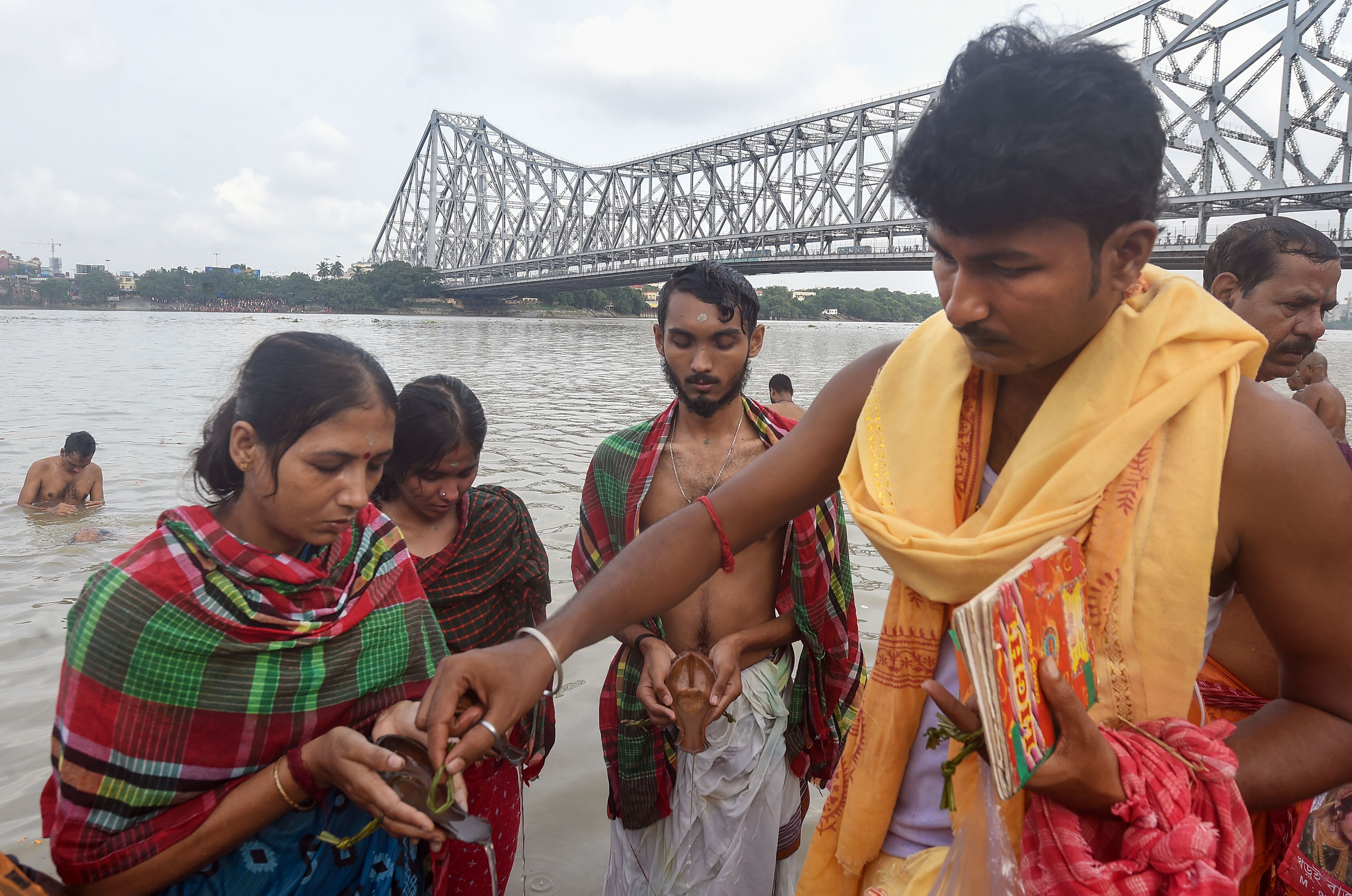 Mahalaya Tarpan Vidhi : মহালয়ার পুণ্য প্রাতে পূর্বপুরুষকে তৃপ্তি দিতে কীভাবে জলদান ? সংক্ষেপে তর্পণ