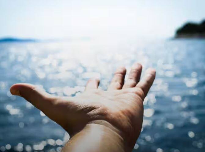 ਦੁਨੀਆ ਭਰ ਦੀਆਂ ਕੰਪਨੀਆਂ 'ਚ ਛੁੱਟੀ ਨੂੰ ਲੈ ਕੇ ਵੱਖ-ਵੱਖ ਨਿਯਮ ਬਣਾਏ ਗਏ ਹਨ। ਇਹ ਛੁੱਟੀਆਂ ਕਰਮਚਾਰੀਆਂ ਨੂੰ ਆਰਾਮ ਕਰਨ ਦੀ ਆਗਿਆ ਦਿੰਦੀਆਂ ਹਨ। ਆਓ ਸਮਝੀਏ ਕਿ ਕਿਹੜਾ ਦੇਸ਼ ਸਭ ਤੋਂ ਵੱਧ ਛੁੱਟੀਆਂ ਪ੍ਰਦਾਨ ਕਰਦਾ ਹੈ। ਦੂਰ-ਦੁਰਾਡੇ ਦੇ ਕਾਮਿਆਂ ਨੂੰ ਵੀ ਓਨੀ ਹੀ ਛੁੱਟੀਆਂ ਦੀ ਲੋੜ ਹੁੰਦੀ ਹੈ ਜਿੰਨੀ ਦਫ਼ਤਰੀ ਕਰਮਚਾਰੀਆਂ ਨੂੰ।