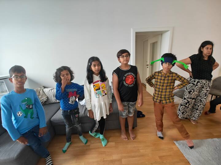 অন্তত ১০ হাজার দর্শনার্থী পুজোর কদিন এখানে আসবেন বলেই মনে করছে আয়োজকরা। প্রতিবছরেই এই পুজো ঘিরে ভিড় হয় প্রবাসী বাঙালিদের। পুজোর কয়েকদিন বার্লিনের ওই পুজো যেন হয়ে ওঠে একটুকরো বাংলা।