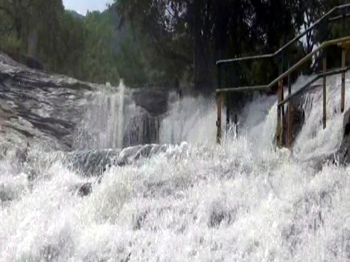 வெளுத்து வாங்கும் கனமழை; கும்பக்கரை அருவியில் குளிக்க சுற்றுலா பயணிகளுக்கு தடை