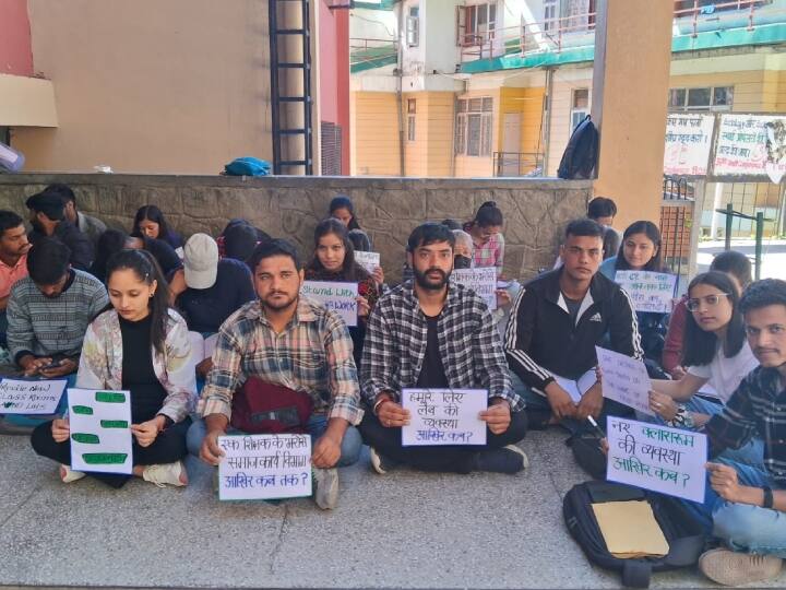 Himachal University में स्कॉलर्स क्यों कर रहे क्लास का बहिष्कार, क्या है उनकी मांगें? Why scholars boycotting classes in Himachal University Shimla what are their demands? Himachal University में स्कॉलर्स क्यों कर रहे क्लास का बहिष्कार, क्या है उनकी मांगें?