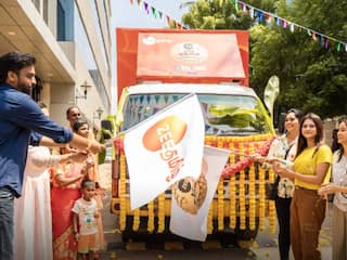 Zee Tamizh Kudumba Viruthugal: கோலாகலமாக தொடங்கிய ஜீ தமிழ் குடும்ப விருதுகள் பயணம்.. தொடங்கி வைத்த பிரபலங்கள்..!