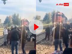 सामने से आ रही थी ट्रेन, लोग पटरी पर ही खड़े होकर लेने लगे 'सेल्फी', बुरी तरह टकराया एक शख्स- VIDEO