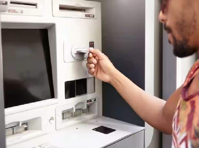 ਇਸ ਦੇ ਨਾਲ ਹੀ ਆਰਬੀਆਈ ਗਾਹਕਾਂ ਨੂੰ ਇਹ ਵੀ ਸਲਾਹ ਦਿੰਦਾ ਹੈ ਕਿ ਜੇਕਰ ਉਨ੍ਹਾਂ ਦੇ ਖਾਤੇ ਤੋਂ ਪੈਸੇ ਗਲਤ ਤਰੀਕੇ ਨਾਲ ਕੱਟੇ ਗਏ ਹਨ ਤਾਂ ਚਿੰਤਾ ਨਾ ਕਰੋ ਅਤੇ ਪਹਿਲਾਂ ਆਪਣੇ ਬੈਂਕ ਨੂੰ ਸੂਚਿਤ ਕਰੋ।