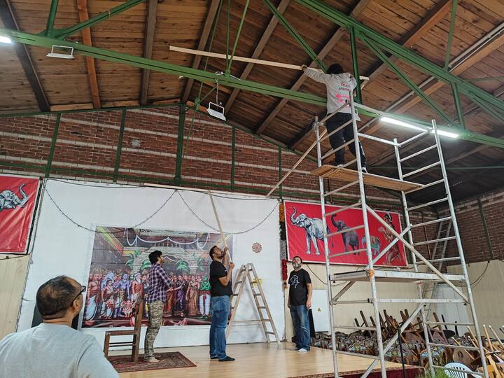 দেশের সীমান্ত পেরিয়ে পুজো প্রস্তুতি এবার বিদেশের মাটিতেও। অনেকের মনেই প্রশ্ন থাকে, খাঁটি বাঙালি সংস্কৃতির দুর্গাপুজো কি বিদেশের মাটিতে পাওয়া যাবে? সেই সন্দেহ মিটিয়ে দিতে পারে জার্মানির বার্লিনের এই দুর্গাপুজো।