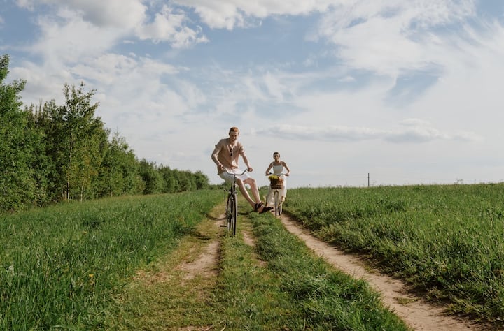 नियमीत सायकल चालवल्याने वाढलेले वजन कमी होण्यास मदत होते.