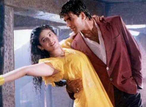 ਅਕਸ਼ੈ ਕੁਮਾਰ ਅਤੇ ਰਵੀਨਾ ਟੰਡਨ ਨੇ 1994 ਦੀ ਹਿੱਟ ਫਿਲਮ 'ਮੋਹਰਾ' 'ਚ ਇਕੱਠੇ ਕੰਮ ਕੀਤਾ ਸੀ। ਫਿਲਮ 'ਚ ਉਨ੍ਹਾਂ ਦੀ ਜੋੜੀ ਨੂੰ ਦਰਸ਼ਕਾਂ ਨੇ ਕਾਫੀ ਪਸੰਦ ਕੀਤਾ ਸੀ। ਫਿਲਮ 'ਟਿਪ ਟਿਪ ਬਰਸਾ ਪਾਣੀ' ਅਤੇ 'ਤੂੰ ਚੀਜ਼ ਬੜੀ ਹੈ ਮਸਤ-ਮਸਤ' ਦੇ ਗੀਤਾਂ ਨੇ ਦੋਵਾਂ ਦੀ ਆਨਸਕ੍ਰੀਨ ਕੈਮਿਸਟਰੀ ਨੂੰ ਚਾਰ ਚੰਨ ਲਗਾ ਦਿੱਤੇ ਸੀ। ਇਸ ਤੋਂ ਕੁਝ ਦੇਰ ਬਾਅਦ ਹੀ ਉਨ੍ਹਾਂ ਦੇ ਅਫੇਅਰ ਦੀਆਂ ਖਬਰਾਂ ਸਾਹਮਣੇ ਆਉਣ ਲੱਗੀਆਂ ਪਰ ਕੁਝ ਸਮੇਂ ਬਾਅਦ ਹੀ ਦੋਵੇਂ ਵੱਖ ਹੋ ਗਏ।