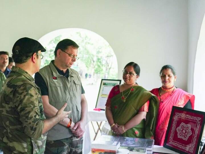 CM Pushkar Singh Dhami reached Jim Corbett Tiger Reserve CM Dhami Jungle safari and talked to tourists ann Uttarakhand: जिम कॉर्बेट टाइगर रिजर्व पहुंचे सीएम धामी, जंगल सफारी का लुत्फ उठाया और पर्यटकों से की बात