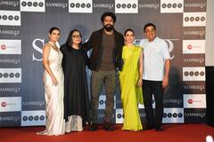 Sam Bahadur Teaser Launch Event: बढ़ी हुई दाढ़ी..आंखों पर चश्मा लगाए कूल लुक में दिखे विक्की कौशल, फातिमा सना शेख ने व्हाइट साड़ी में लूटी लाइमलाइट