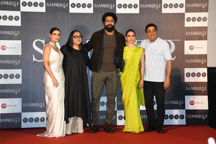 विक्की कौशल की फिल्म ‘सैम बहादुर’ का उनके फैंस काफी वक्त से इंतजार कर रहे हैं. हाल ही में फिल्म का टीजर लॉन्च हुआ. जिसके लिए मुंबई में एक ग्रैंड इवेंट रखा गया. इसमें फिल्म की पूरी कास्ट एकसाथ नजर आई.