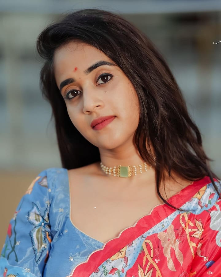 రెడ్ హాఫ్ శారీకి తగ్గట్లు.. ఎర్రని కుంకుమబొట్టు పెట్టుకుని తెలుగమ్మాయి వైబ్స్ ఇచ్చింది.