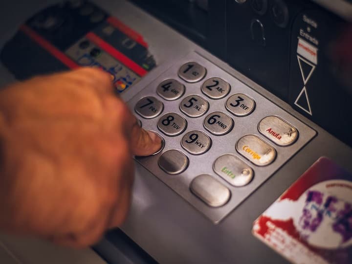 ATM Withdrawal: आजकल लोग बैंक की लाइन में लगकर कैश विड्रॉल करने के बजाय एटीएम के जरिए पैसे निकालना पसंद करते हैं. यह कैश पाने का सबसे आसान तरीका बन गया है.
