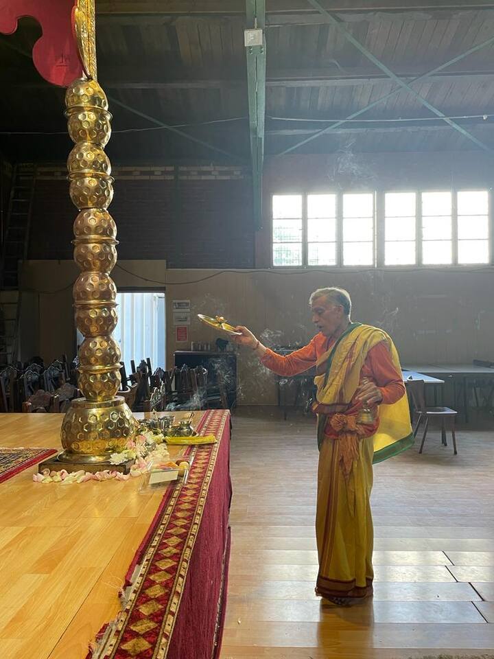 অনেক সময়েই বিদেশের দুর্গাপুজো সপ্তাহান্তে আয়োজিত হয়। ছুটি মেলে না, আরও নানা অসুবিধার কারণে অনেকসময় দিনের সংখ্যাও কমিয়ে আনা হয়। কিন্তু বার্লিন সর্বজনীন দুর্গোৎসবে তেমনটা হবে না। নিয়ম মেনে পাঁচ দিন ধরে মহাসমারোহে চলবে দুর্গাপুজো।