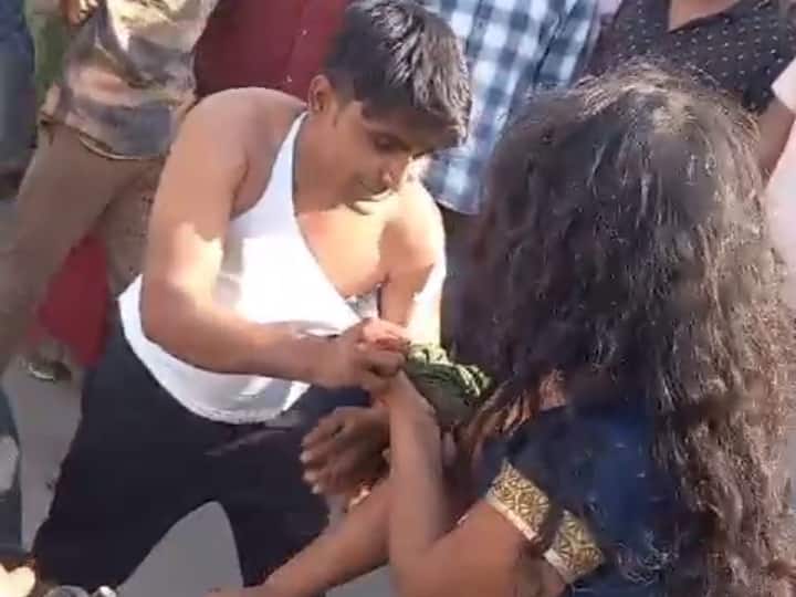 Rajasthan news punching and fight between a woman and a man in the middle of the market went viral ANN Rajasthan News: सड़क पर पहुंचा पैसों का विवाद, महिला और युवक के बीच हाथापाई, तमाशा देखती रही भीड़